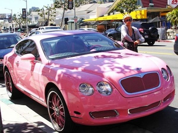 Η Πάρις Χίλτον και η ροζ Bentley