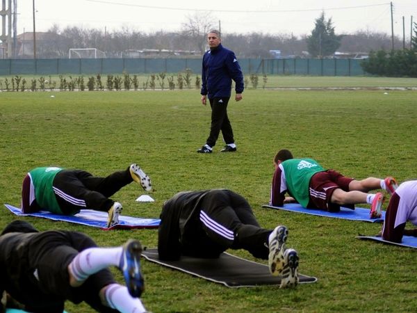 «Πονοκεφαλιάζουν» στην ΑΕΛ