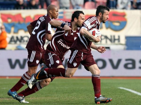 Περιμένει τρεις