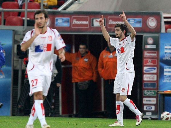 Περιμένει δύο