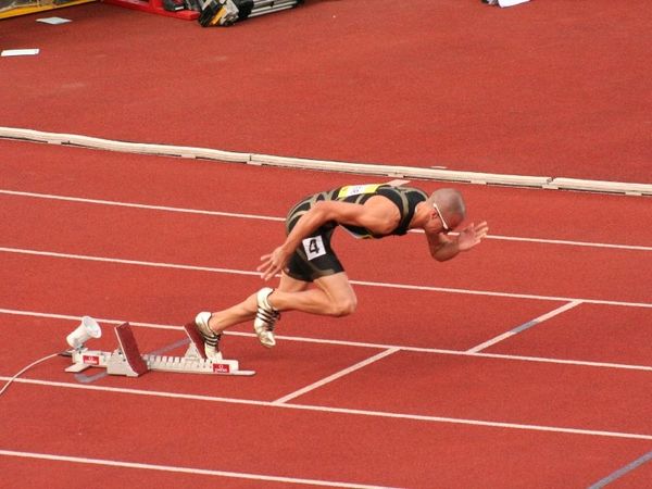 Κόβει τις… αποστάσεις