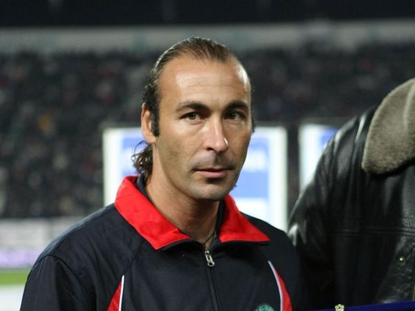 Φοράει πάλι γάντια