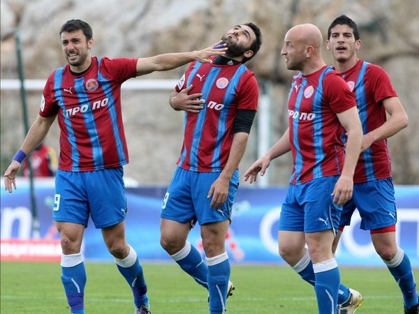 Στην αναμονή για τρεις