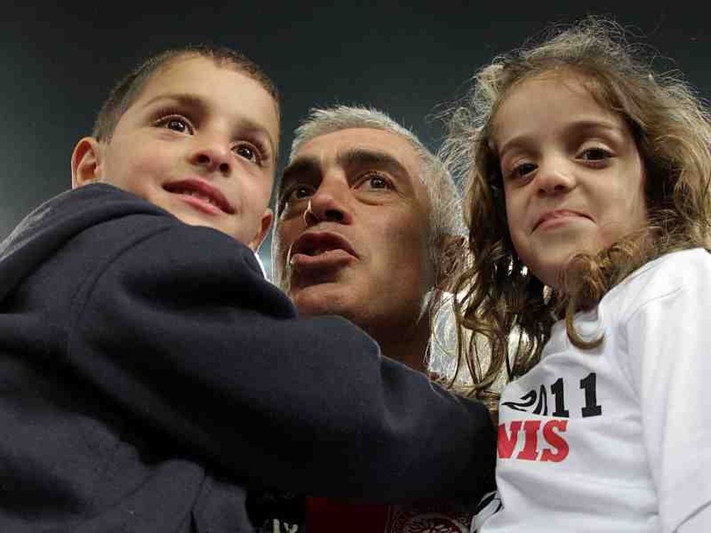 Πήγε το γιο… στο δάσκαλο!