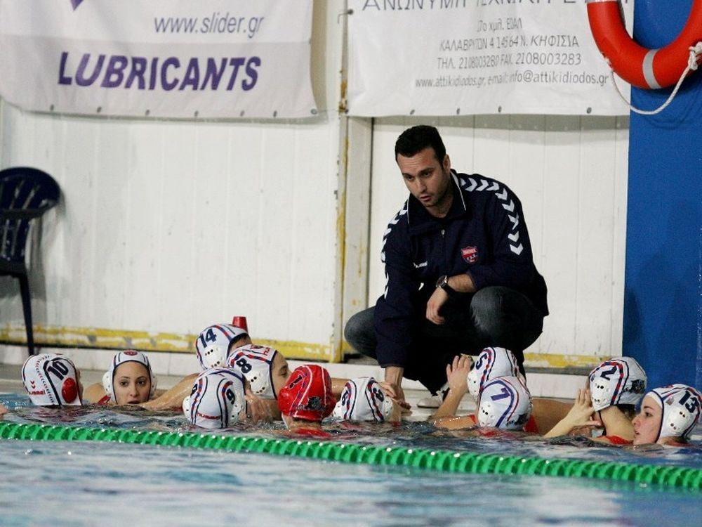 Διαψεύδει   ο Μπαμπάνας