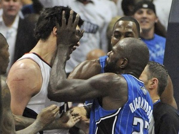 Καβγάς εν μέσω πένθους! (vd)