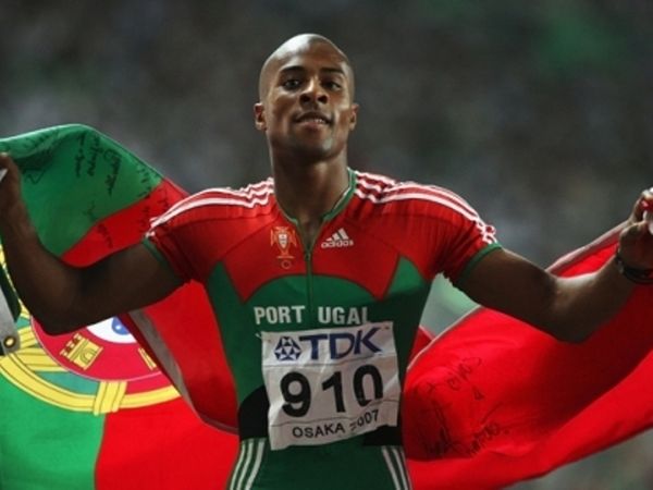 Επιστρέφει ακάθεκτος