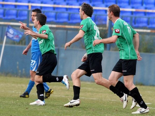 Με μία απουσία…