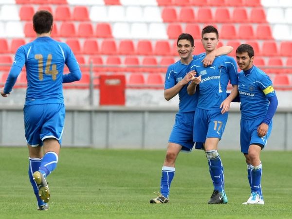 Στελεχώνει τις ακαδημίες