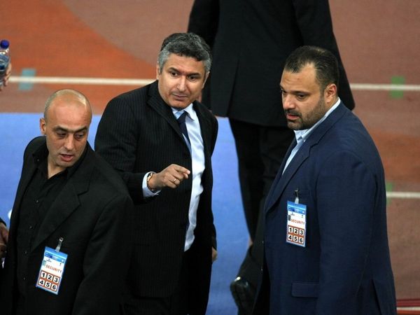 «Είστε άσχετος και ανιστόρητος»!