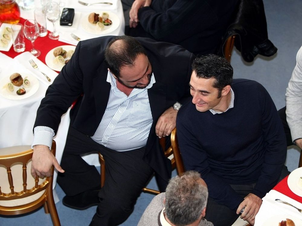 Μίλησε με εκατό για να πάρει δέκα!