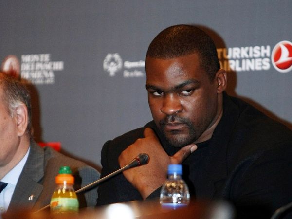 Όλοι τους και μόνος του