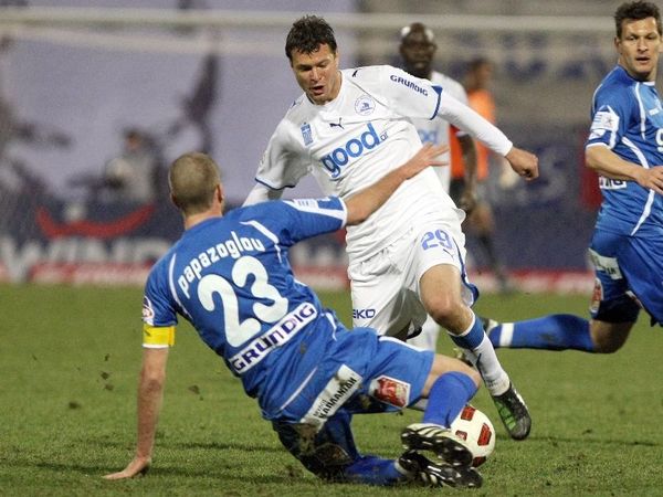 Προσπαθεί να κρατήσει Νικουλάε