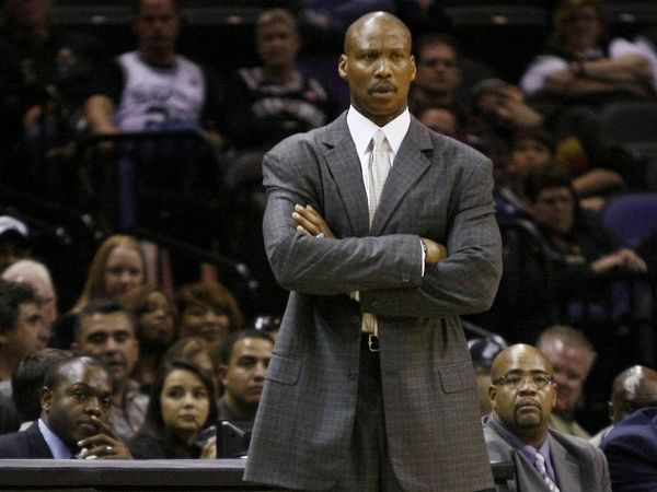 Μένει ο Σκοτ