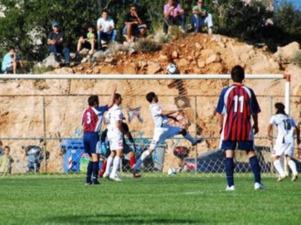 Δύο αποχωρήσεις