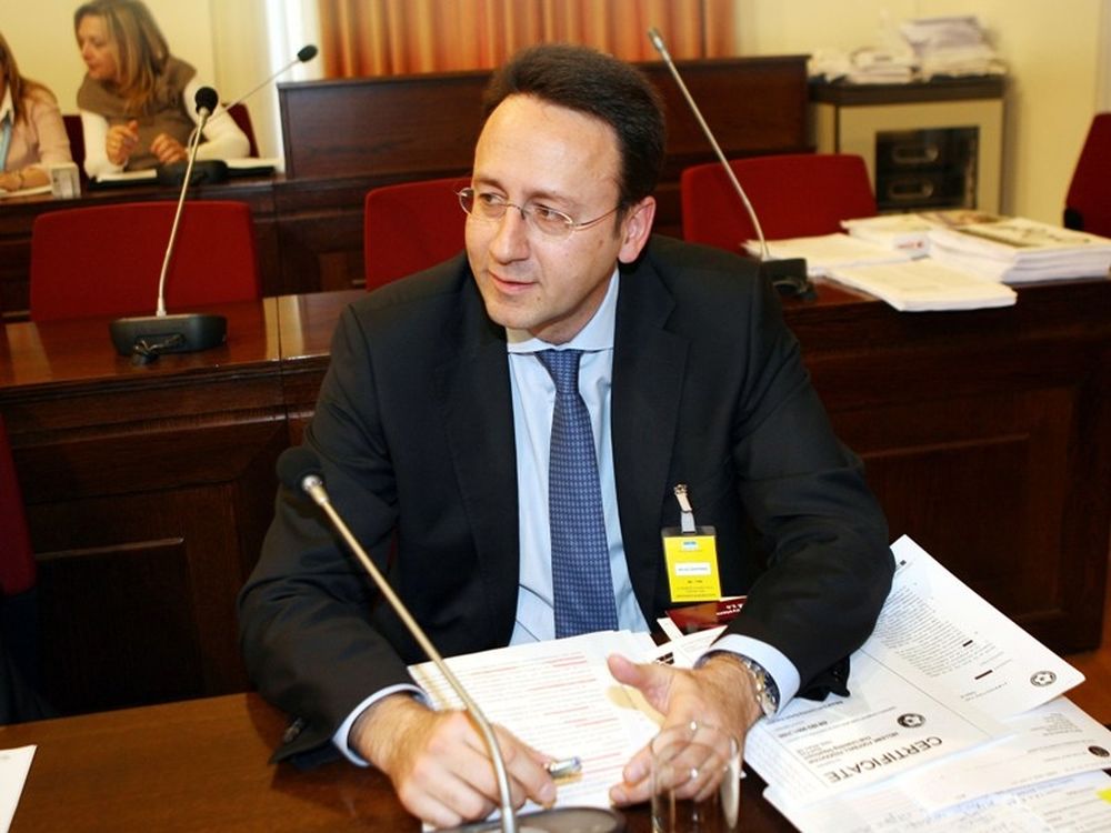  ΕΠΟ κερνάει,  ΕΠΟ πίνει…