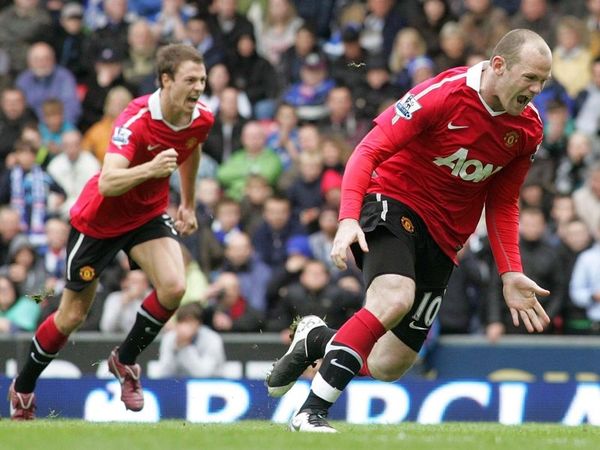 Κοιτούν την πλάτη της (vd+phs)