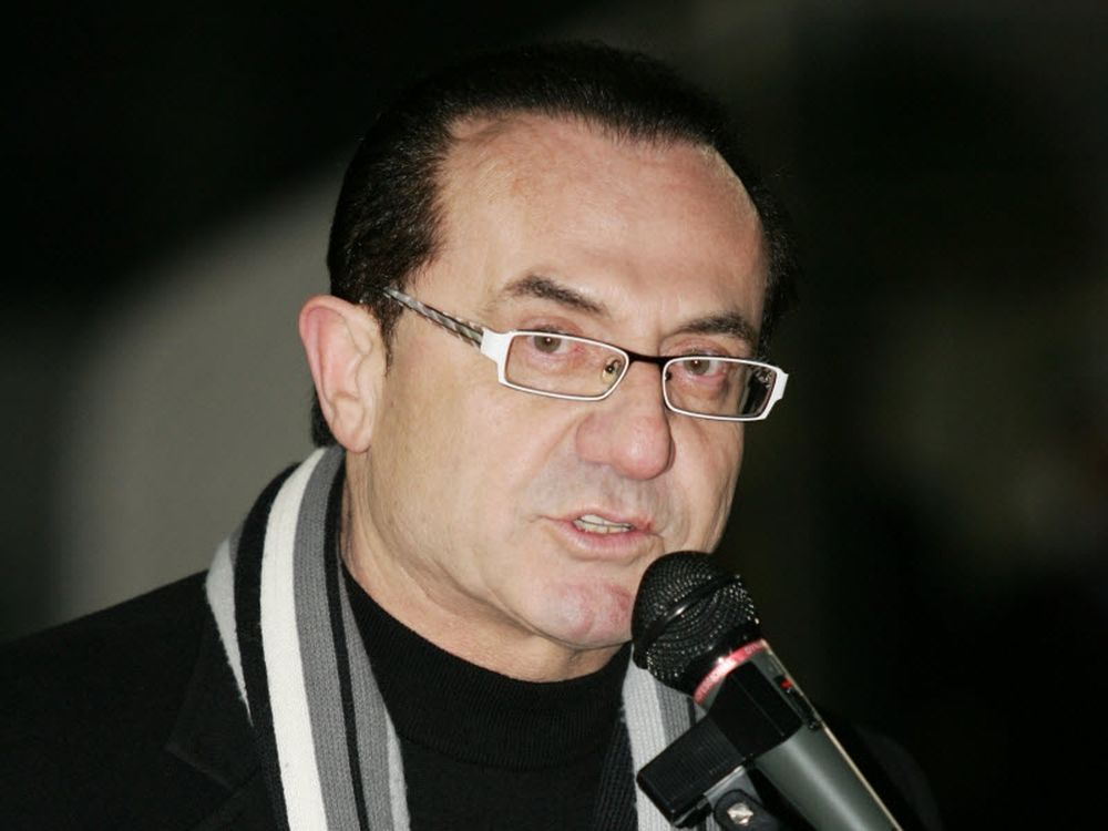 «Άι εμ χάντινγκ σάντοουζ ιν δε νταρκ»