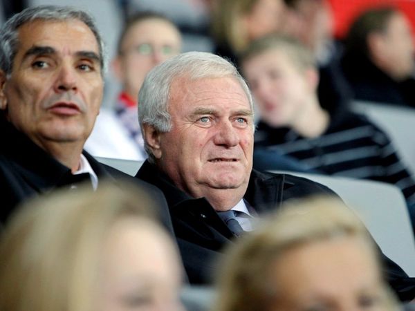 Τον ακούει κανείς;