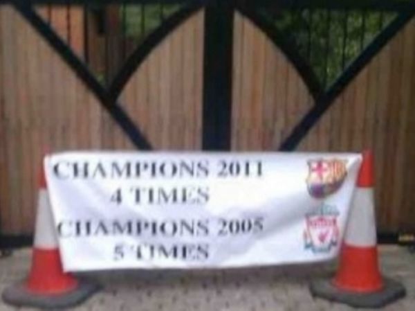 Πανό στο σπίτι του Φέργκιουσον!