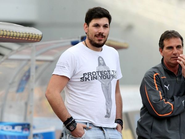 Κοιτάζει προς Γαλλία