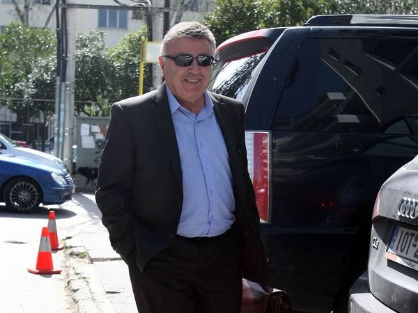 Επιμένει για τους τρεις