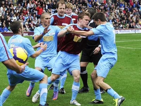 Ξύλο σε φιλανθρωπικό παιχνίδι!