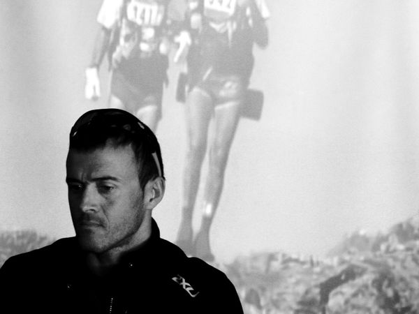 Μένουν οι υπογραφές 