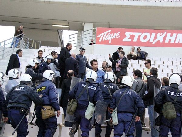 Ξύλο σε φιλικό παλαιμάχων