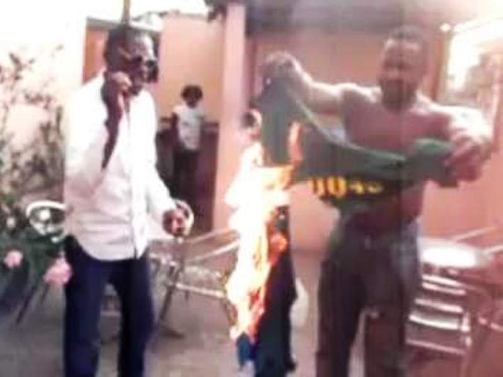 Έκαψαν φανέλα του Ετό!