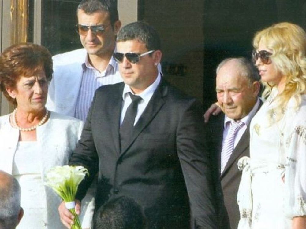 Στο γάμο του αδελφού του Δέλλα