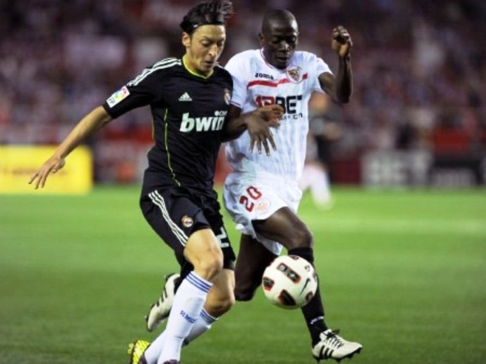 Οζίλ: «Περιμένω τον Αγουέρο»