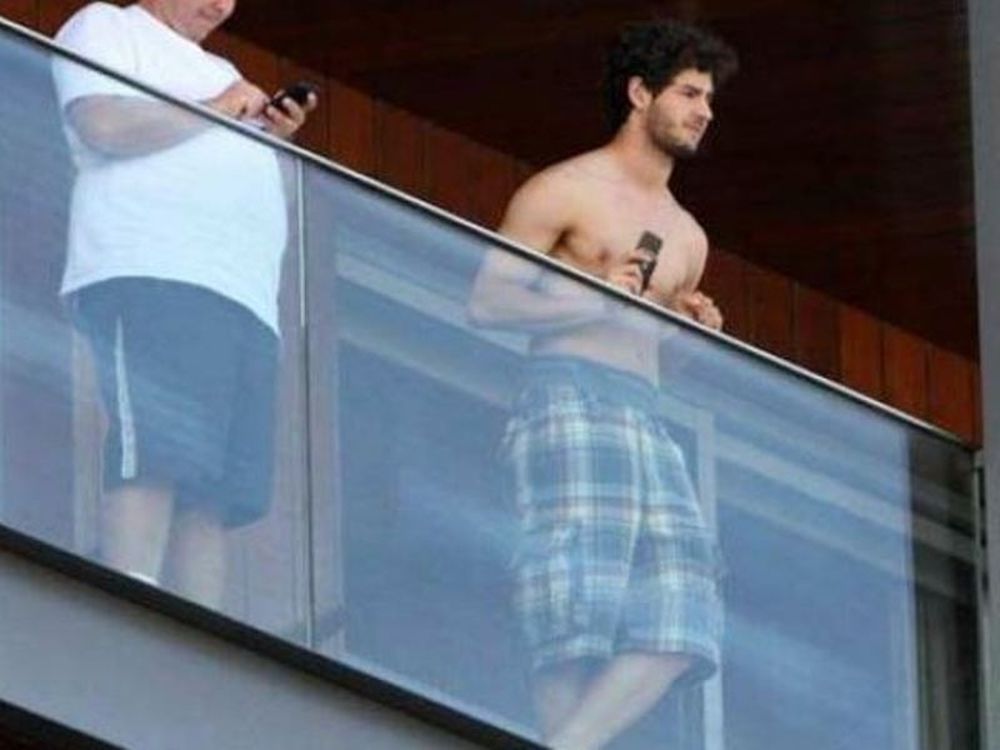  Ο… ημίγυμνος Πάτο 