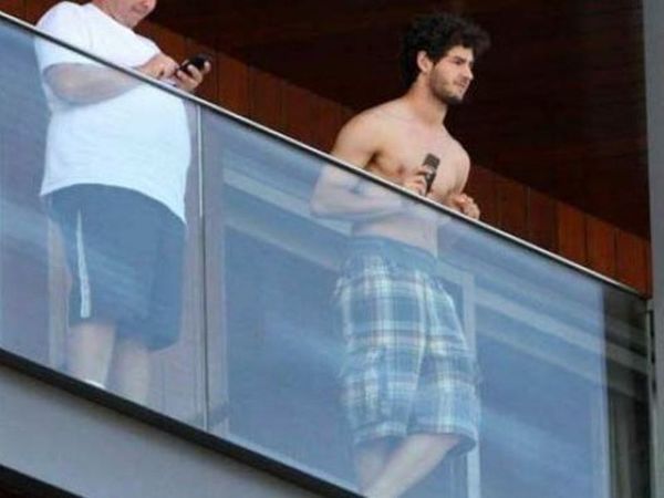  Ο… ημίγυμνος Πάτο 