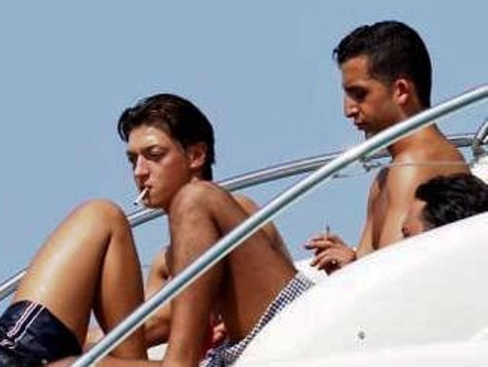 Καπνιστής ο Οζίλ!