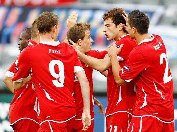 Εύκολα η Ελβετία