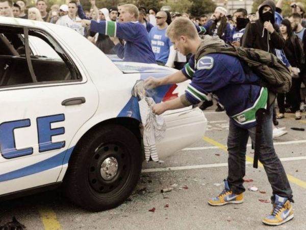 Πολίστας καίει περιπολικό