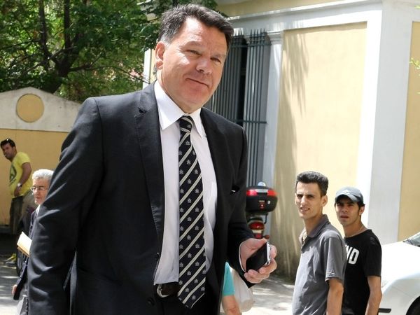 Καταθέτει μηνύσεις