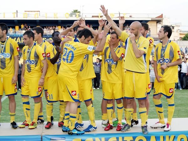 Κρυφοκοιτάζει τις εξελίξεις