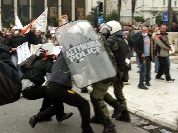 Live σύνδεση με Σύνταγμα...