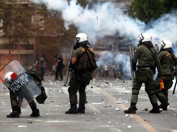 «Καταστέλλουν» τη δημοκρατία 