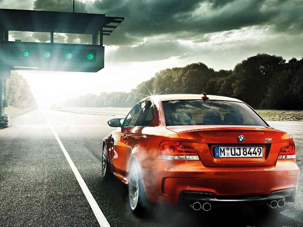 BMW 1M: Δύο εντυπωσιακά video