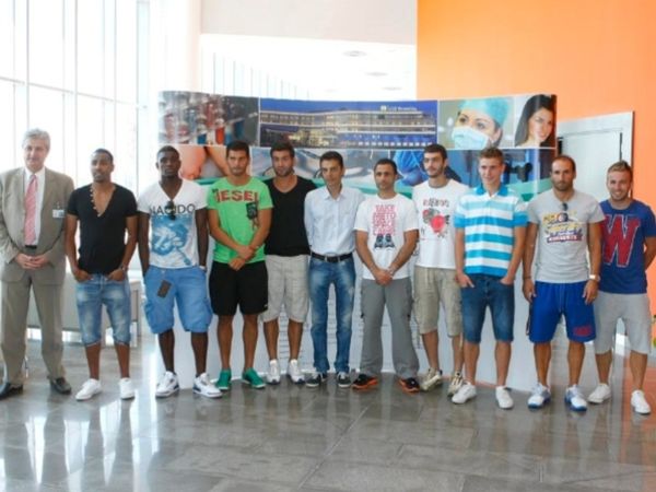 Καρέ νέων στην «πρώτη»