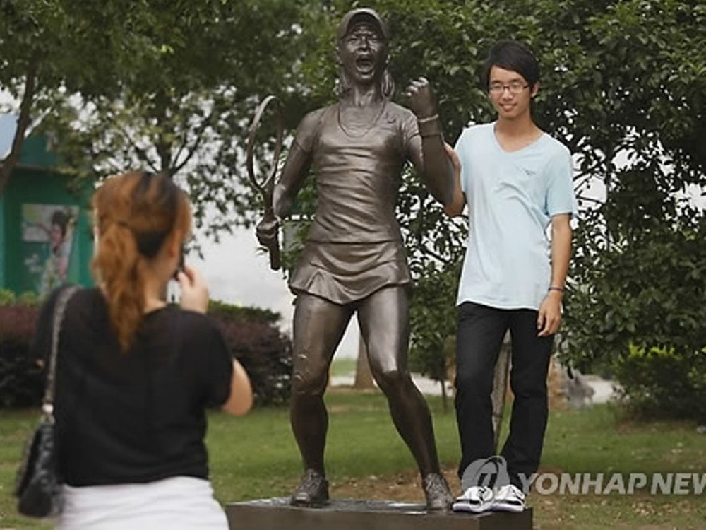 Άγαλμα η Λι Να!