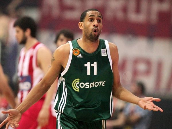 «Υπέγραψε στην Αρμάνι ο Ντρου»