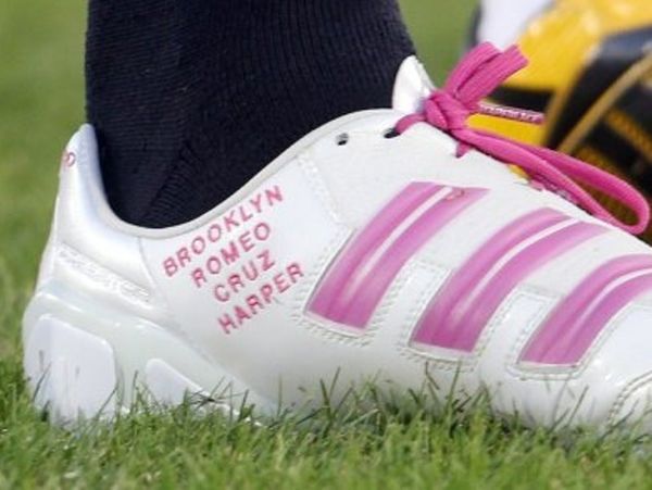 Tα γράφει στα παπούτσια του