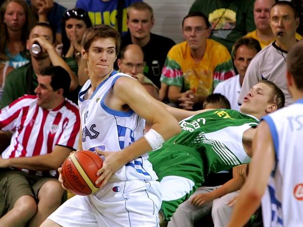 Στη μάχη και οι Έφηβοι