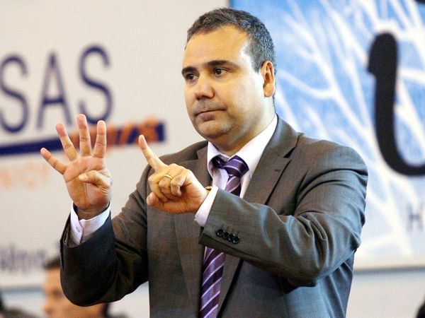 Κερδίζει έδαφος ο Ντέιβις