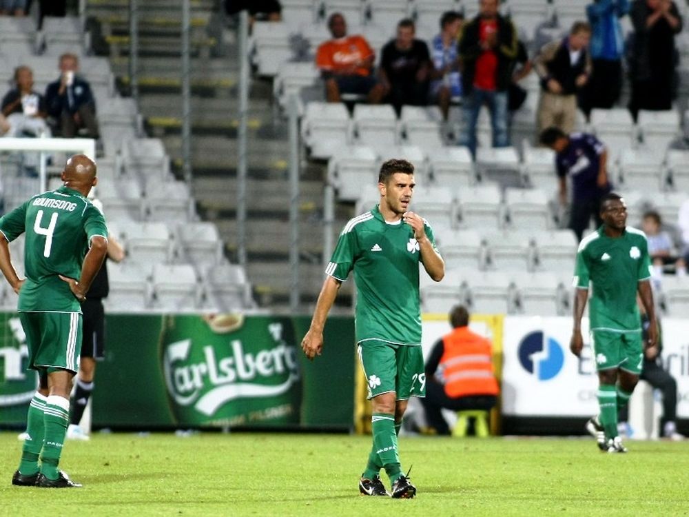 Βλαστημάει, χαμογελάει, ελπίζει, θέλει αρκετά...