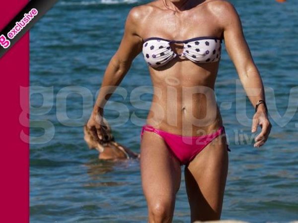 Κι όμως δεν είναι η Πετρουλάκη!